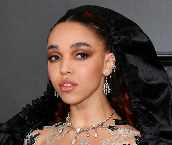 Бывшая девушка Роберта Паттинсона выпустила коллекцию масок из мусора