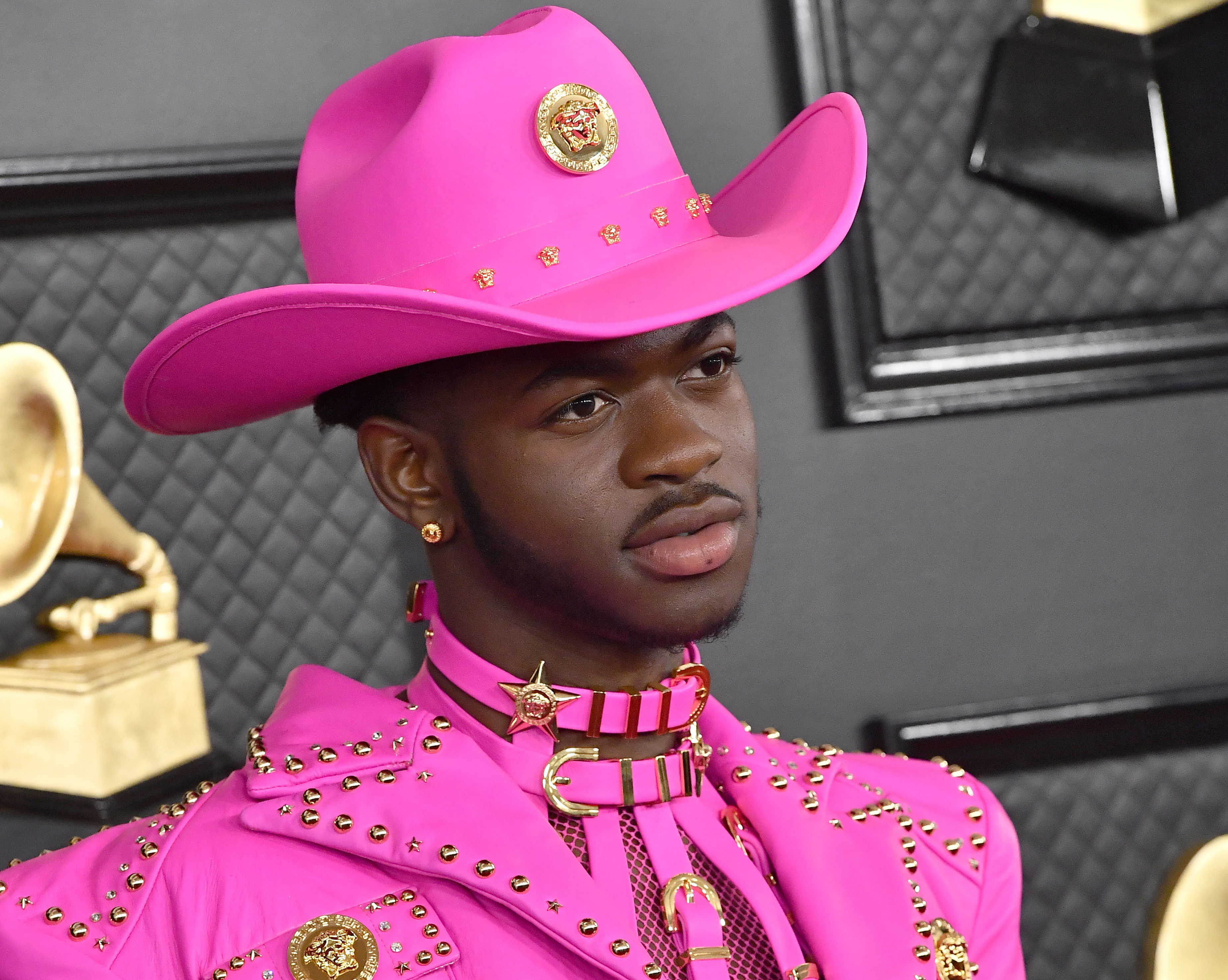 Грэмми 2020. Lil nas x в розовом костюме. Lil nas x в шикарных нарядах. Негры 2020. Чёрножопый певец в розовой шляпе.