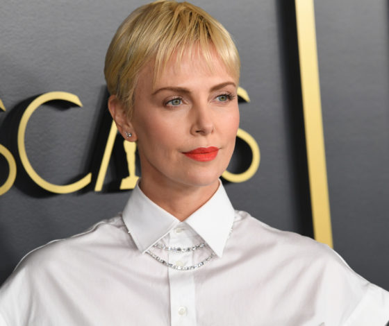 В лосинах и защитной маске: новый выход Шарлиз Терон в Беверли-Хиллз