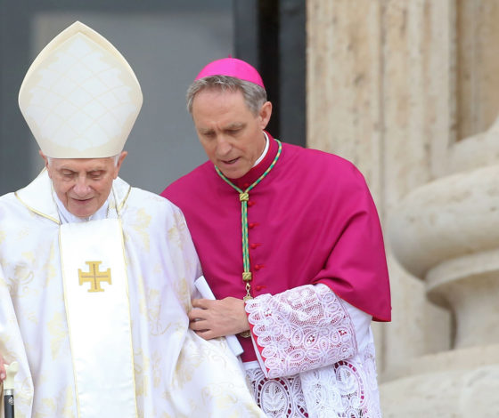 Это фейк: Папа Римский не заражен коронавирусом