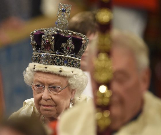 Она опечалена, но не злится: реакция королевы Елизаветы II на интервью Принца Гарри и Меган Маркл