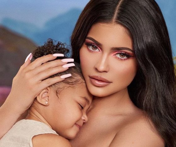 Кайли выпустила первый промо-ролик коллекции с дочерью Сторми