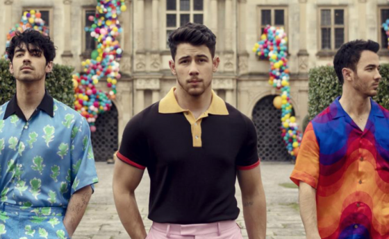 Страстные поцелуи братьев Джонас и их жен на сцене