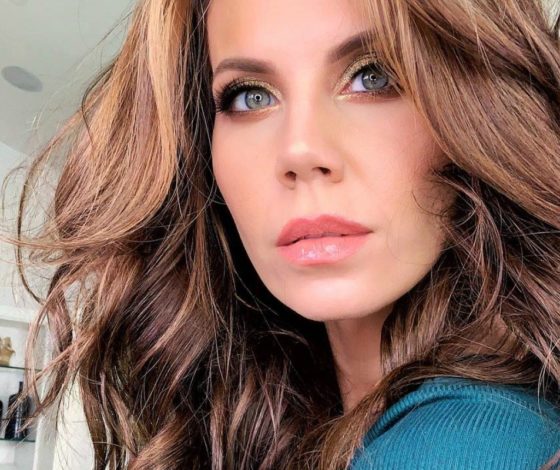 Блогер-миллионник Тати Уэстбрук рассказала о любимом тональном средстве за 635 рублей