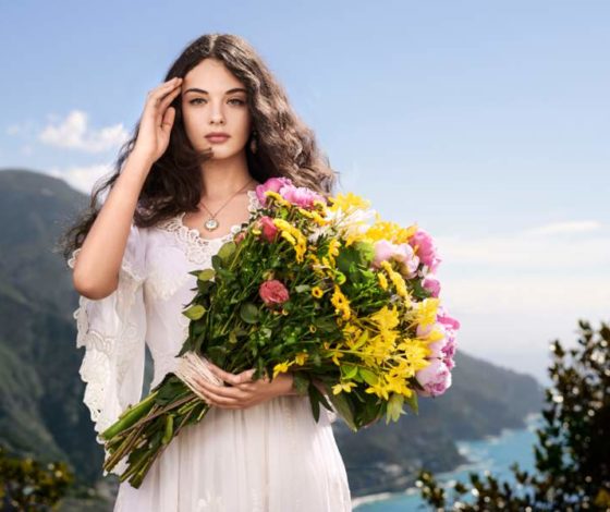 Ей 15 лет: дочь Моники Беллуччи и Венсана Касселя снялась в купальнике для Dolce & Gabbana