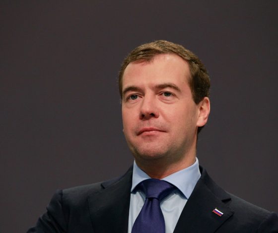 Правительство России во главе с Медведевым уходит в отставку