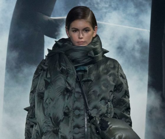 Кайя Гербер на показе Moncler 1 JW Anderson на Неделе моды в Милане