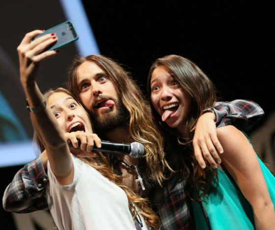 Тренд в Twitter. Пользователи рассказывают, как они встречали знаменитостей: топ смешных историй