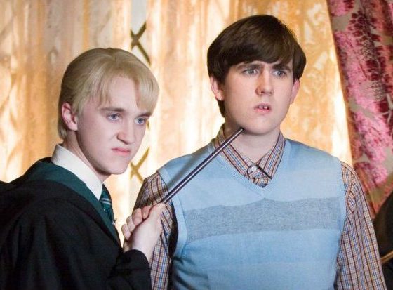 Невилл сфотографировался на фоне Хогвартса. В комментариях ответил Малфой