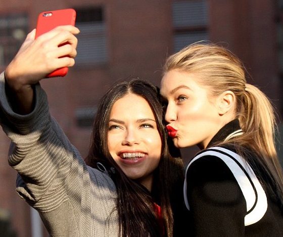 В день рождения Photoshop: фотографии звезд до и после обработки