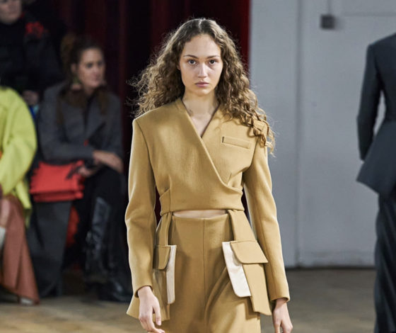 Показ бренда A.W.A.K.E. Mode дизайнера из России Натальи Алавердян на Неделе моды в Лондоне