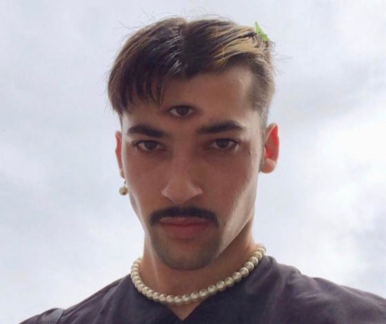 Похож на Фредди Меркьюри: в Сети обсуждают сына звезды «Чикаго» Джона Си Райли