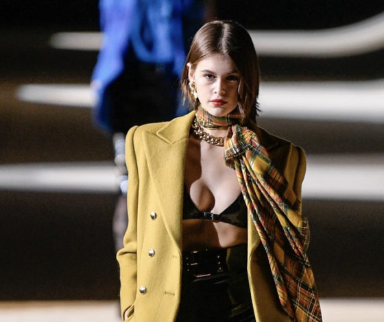 Показ Saint Laurent на Неделе моды в Париже