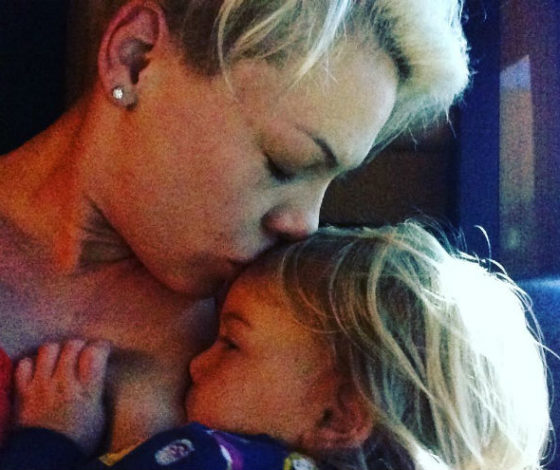 «Еще никогда в своей жизни столько не молилась»: Пинк рассказала, как вместе с сыном переболела коронавирусом