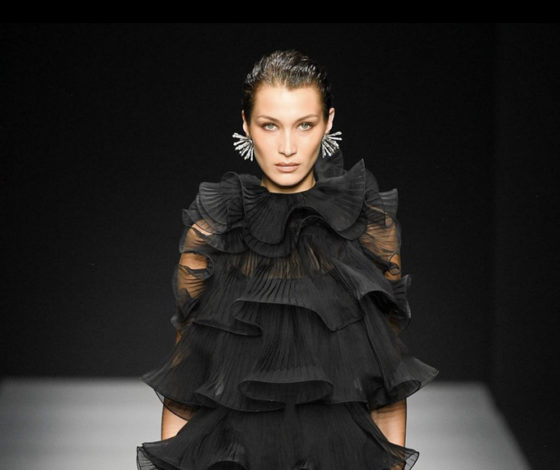 Белла Хадид на показе Alberta Ferretti в Милане