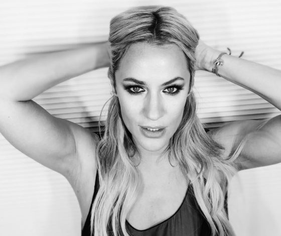 Популярное в Великобритании реалити-шоу Love Island требуют закрыть после самоубийства ведущей