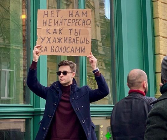 В Украине появился конкурент парня со смешными табличками