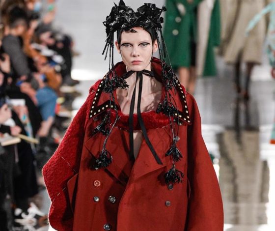 Сумки-корзины и огромные тренчи: весь показ Maison Margiela в Париже