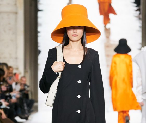 Укороченные жакеты и огромные шляпы: весь показ Nina Ricci в Париже