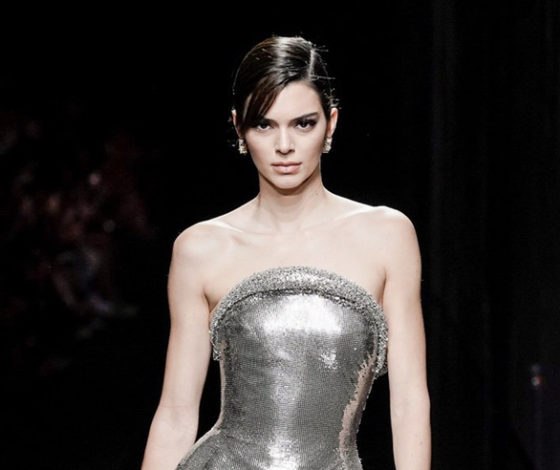 Кендалл Дженнер и Ирина Шейк на показе Versace в Милане