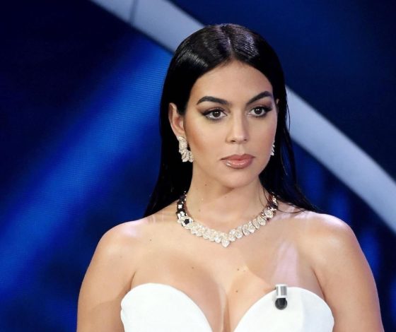 С глубоким декольте: девушка Роналду Джорджина Родригес сменила три платья за вечер