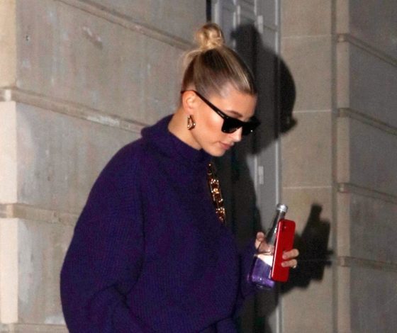 Оверсайз-свитер и кожаная юбка: новый выход Хейли Бибер во всем фиолетовом