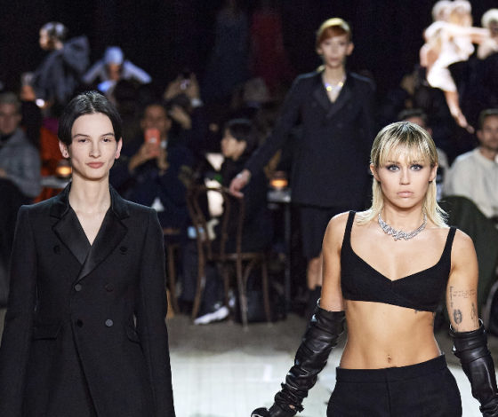 Майли Сайрус, Белла Хадид и Кайя Гербер на показе Marc Jacobs