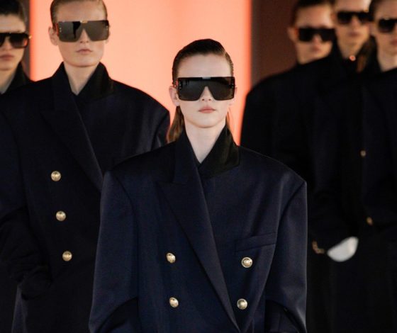 Шелковые костюмы и латекс: весь показ Balmain в Париже