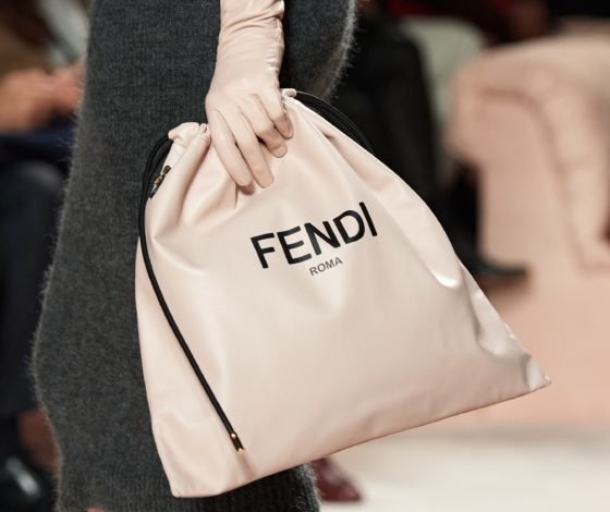 Вязаные Dolce&Gabbana и прямоугольные клатчи Fendi: топ сумок на Неделе моды в Милане