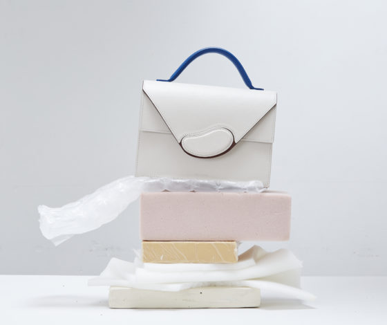 Стильные сумки-трапеции в лукбуке Fetiche