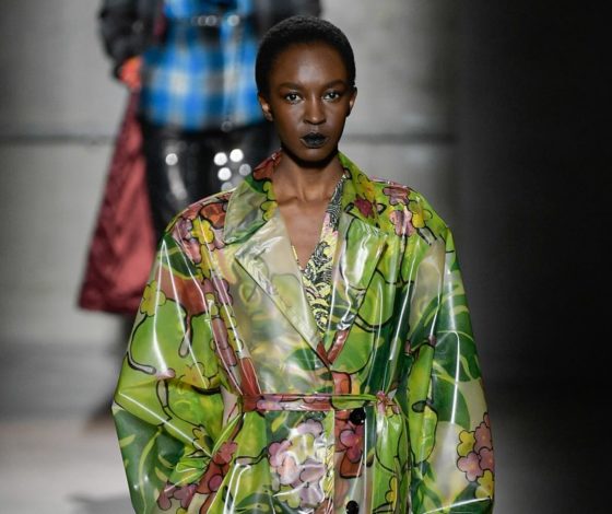 Плащи, тренчи и платья с цветочным принтом: весь показ Dries Van Noten в Париже