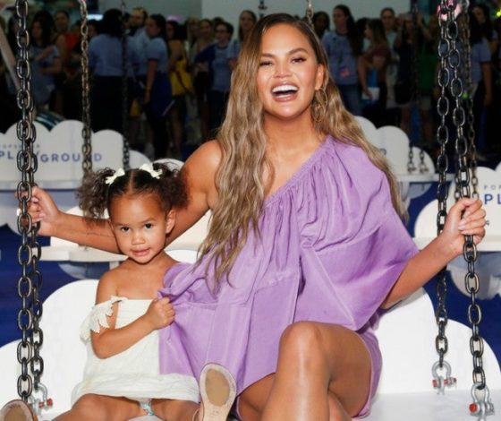 Модельный дебют 3-летней дочки Крисси Тейген: Луна в рекламной кампании с мамой