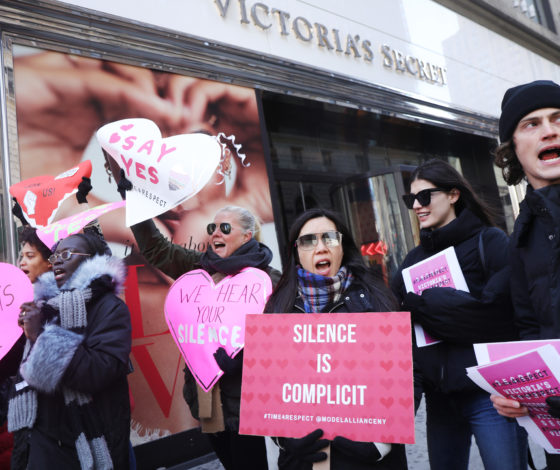 Скандал с Victoria's Secret: бренд раскритиковали за выброс нижнего белья