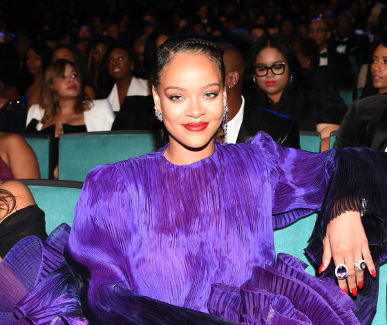 Латекс и бархат: Рианна в горячей праздничной кампании Savage X Fenty