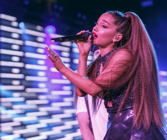 Новый роман: Ариана Гранде целуется с незнакомцем в баре