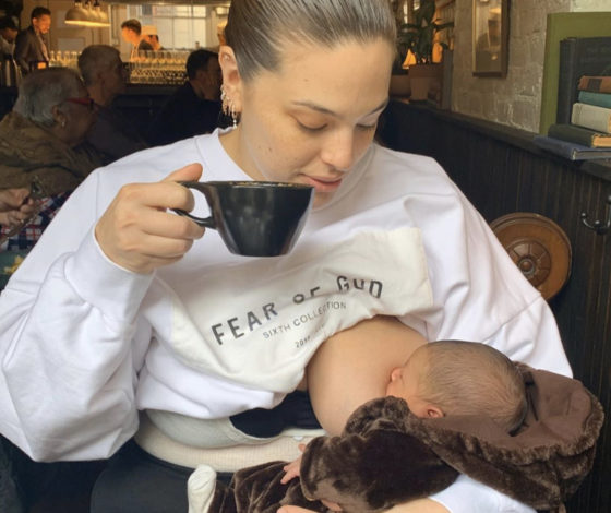 На примере Эшли Грэм: звезды, которые кормят грудью на публике