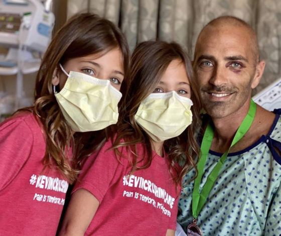 Отцу «самых красивых близняшек в мире», болеющему раком, сделали операцию