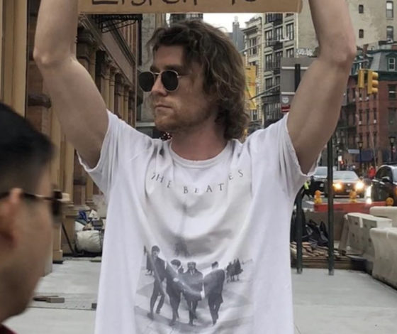 Блогер-миллионник постит фото с веселыми надписями и шутит над Джастином Бибером. И певец его поддержал