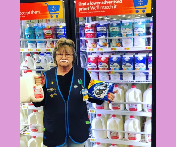Звезда Интернета: продавщица Walmart фотографируется с товаром в магазине