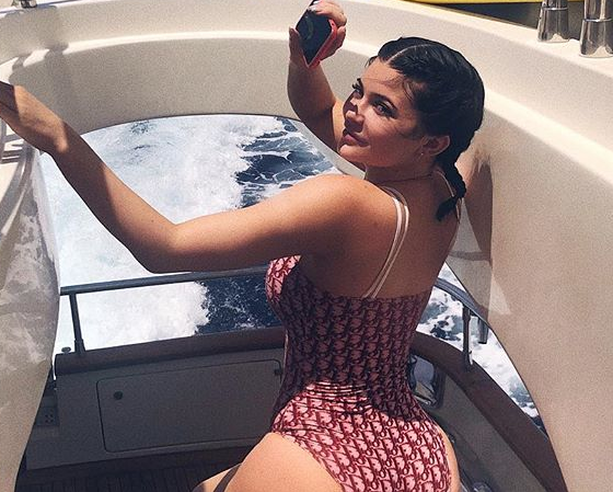 Рейтинг: звезды с самыми круглыми попами