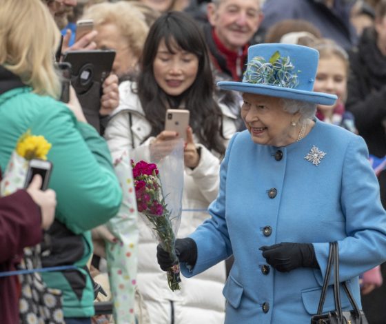 Елизавета II поддержала Меган Маркл и принца Гарри с помощью броши