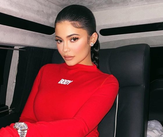 Кайли Дженнер показала, как красить губы, чтобы они выглядели больше