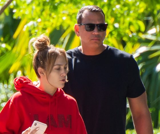 Новый выход Дженнифер Лопес после «Суперкубка». Певица без косметики