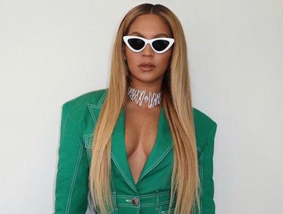 На примере звезд: как стильно носить брючные костюмы