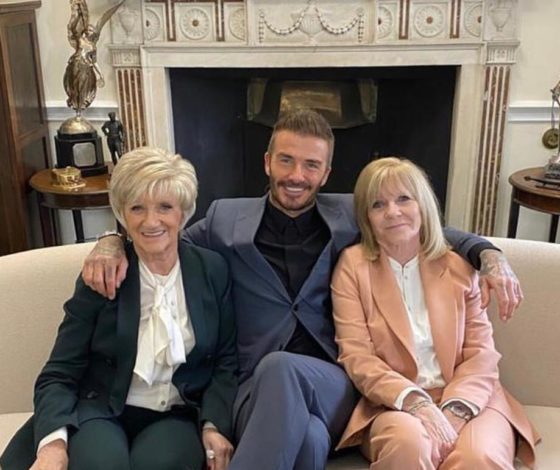 Фото дня: Дэвид Бекхэм с мамой и тещей