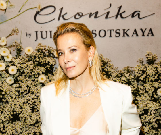 Юлия Высоцкая, Андрей Кончаловский и Альбина Джанабаева на презентации Ekonika by Julia Vysotskaya