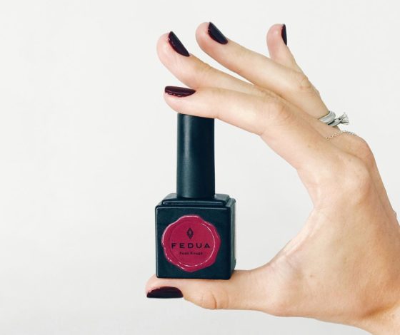 Топ-10 вариантов темного маникюра на каждый день