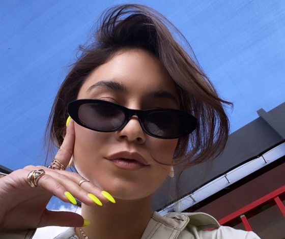 Тренд: неоновые ногти, как у Ванессы Хадженс