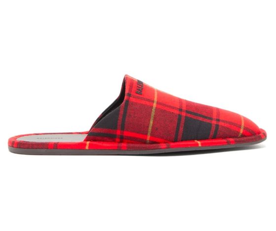 Цифра дня: Balenciaga выпустили домашнюю обувь за 418 долларов