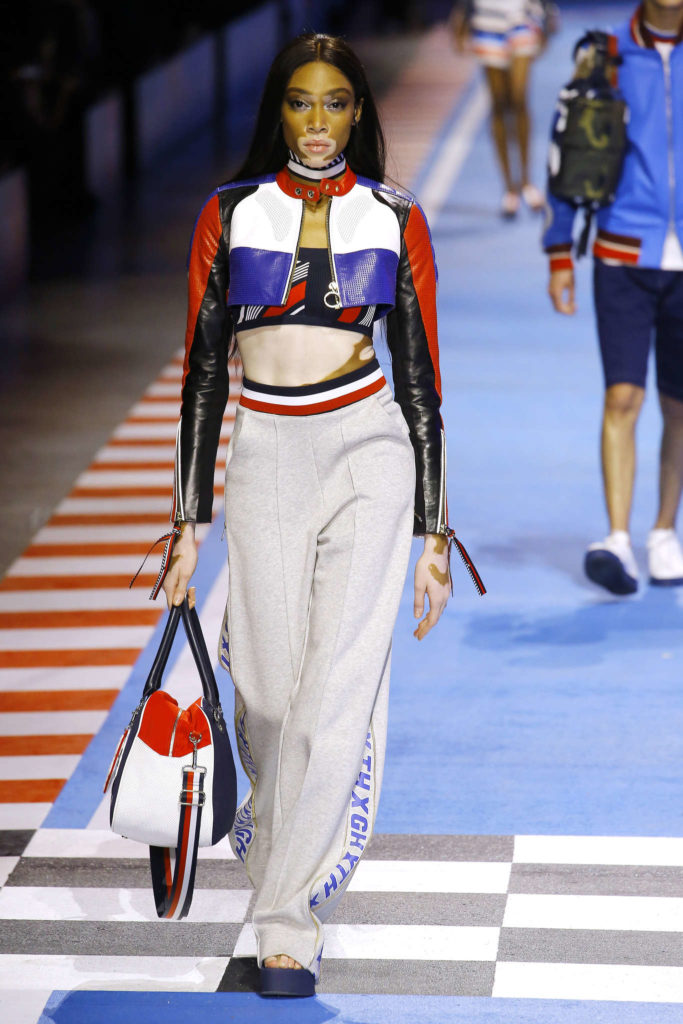 Или с укороченной кожаной курткой и спортивными брюками